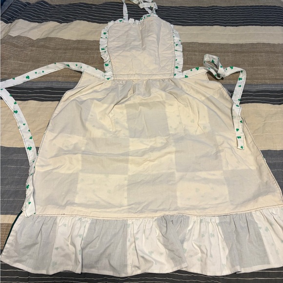 Vintage Green and White Apron with Shamrock Pattern - Picture 6 of 8